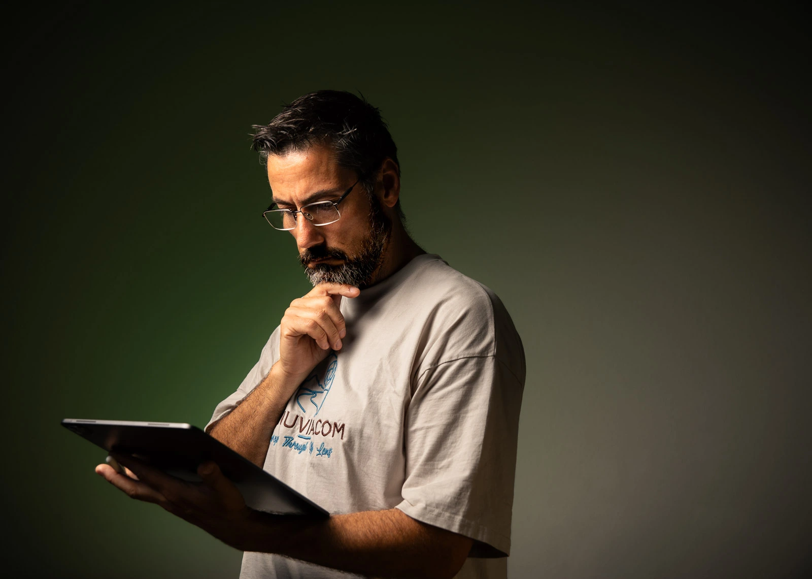 Fernando Stepien produzindo conteúdo digital para uma empresa local