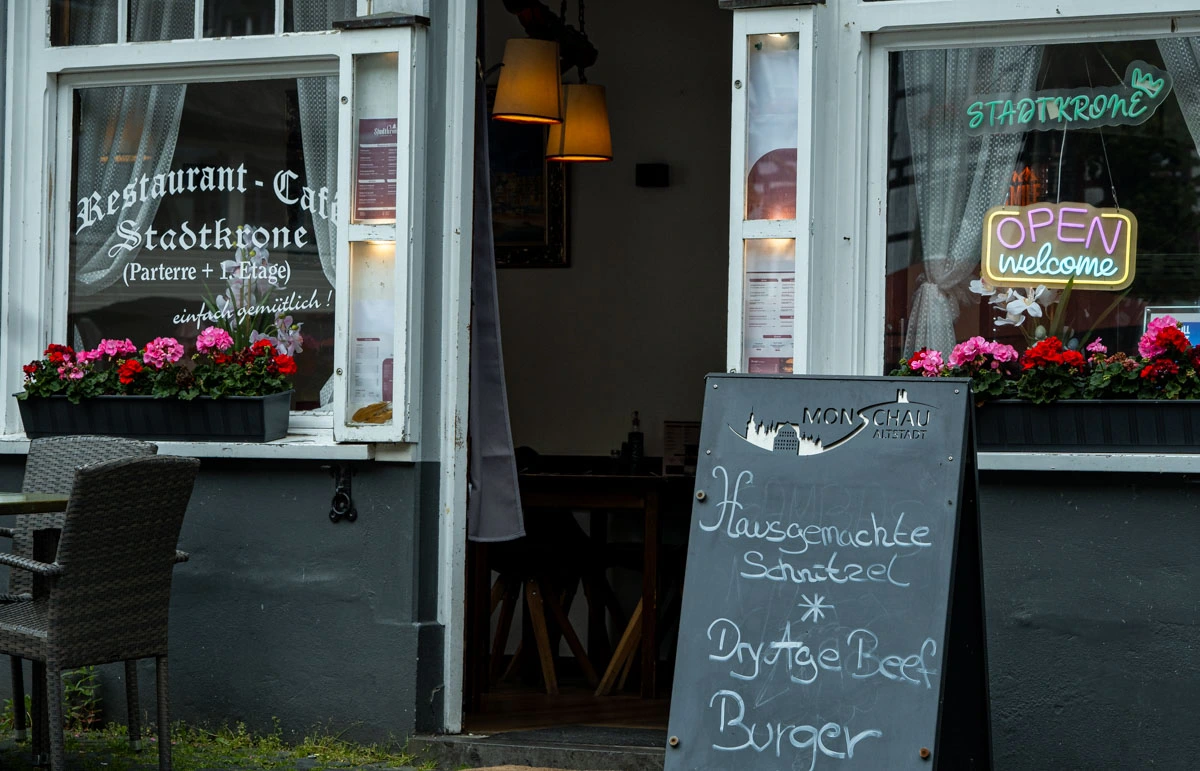 Mosaik kleiner Unternehmen: Restaurant, Friseur, Werkstatt, Fitnessstudio